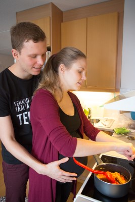 Carola ja Ville kokkaavat nepalilaista ruokaa rennolla otteella - Virgino  Kylmäpuristettu Rypsiöljy